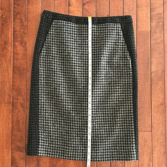 J. Crew Women's Black and Gray Herringbone Print Pencil Skirt Size 2 - Picture 3 of 7